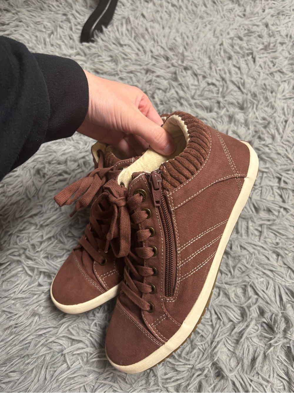 Taos Footwear Women's Startup Sneaker in the Cappuccino Distressed - Picture 4 of 15